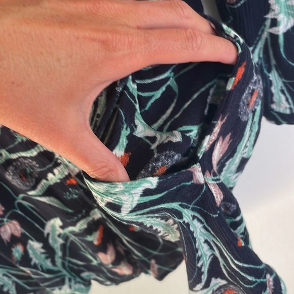 Hinge Nordstrom Navy Floral Romper Size Small With Pockets - Picture 5 of 7